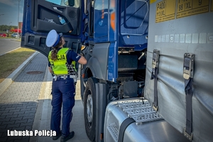 policjantka rozmawia z kierowcą