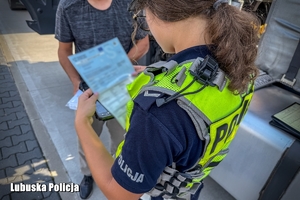 policjantka kontroluje dokumenty