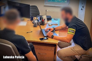 policjant przesłuchuje mężczyznę
