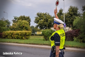 policjantka zatrzymuje pojazd do kontroli