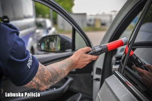 policjant bada trzeźwość kierowcy