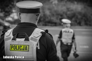 policjanci idą na drogę
