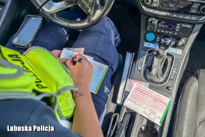 policjantka sporządza dokumentację