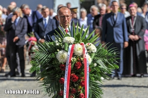 Wojewoda Lubuski składa kwiaty