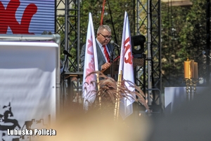 mężczyzna przemawia ze sceny