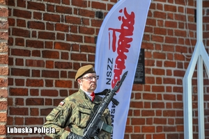żołnierz przy krzyżu