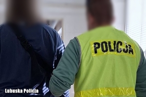 policjant prowadzi podejrzanego