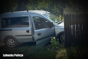 samochód uderzył w ogrodzenie