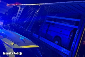 radiowóz przy naczepie z busami
