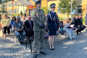 policjantka i żołnierz na placu apelowym szkoły
