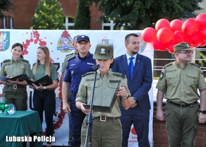 Strażniczka Graniczna przemawia przez mikrofon
