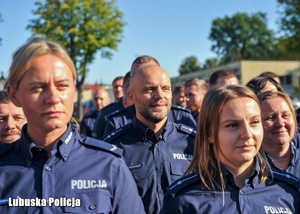 policjanci i policjantki na placu apelowym