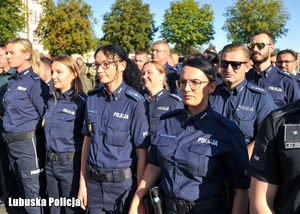 policjanci i policjantki na placu apelowym