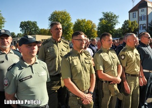 mundurowi na placu apelowym