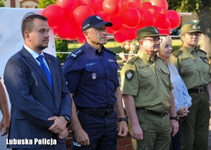 mundurowi na placu apelowym