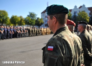 mundurowi na placu apelowym