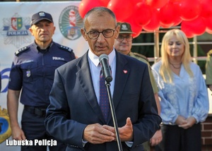Wojewoda Lubuski przemawia przez mikrofon