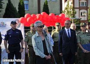 Kobieta przemawia przez mikrofon