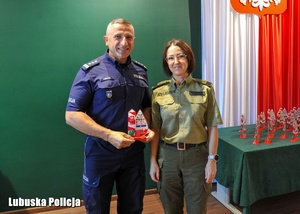 Komendant Wojewódzki Policji otrzymał pamiątkę od Komendant Straży Granicznej