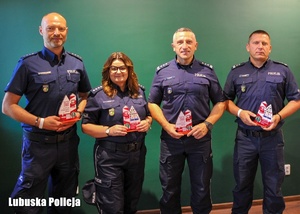 policjantki ze statuetkami