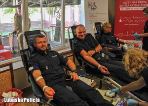 policjanci oddają krew