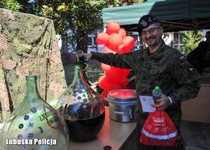 żołnierz wlewa substancję do butli