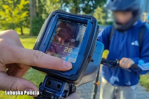 policjant kontroluje kierującego hulajnogą