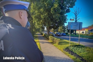 policjant mierzy prędkość