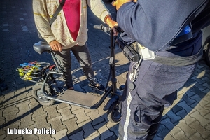 policjant kontroluje kierującego hulajnogą