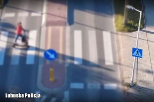 kierujący hulajnogą widziany z drona