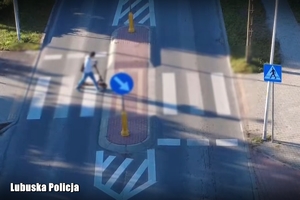 kierujący hulajnogą widziany z drona