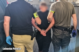 policjanci prowadzą mężczyznę