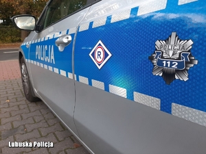 radiowóz przy drodze