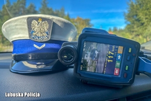 policyjna czapka i urządzenie pomiarowe na podszybiu