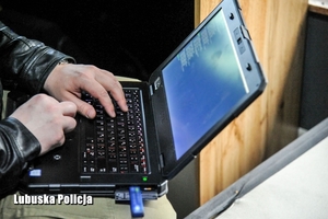 osoba obsługuje laptop