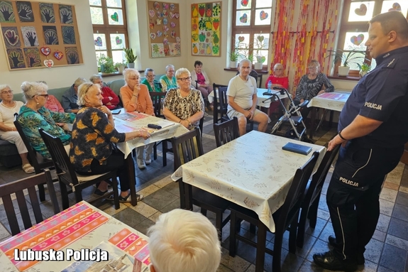 policjant rozmawia z seniorami