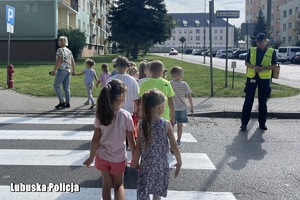 dzieci uczą się korzystać z drogi