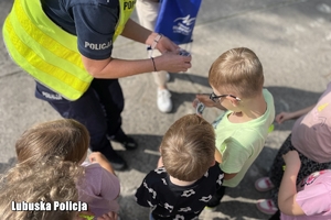 dzieci otrzymują odblaski