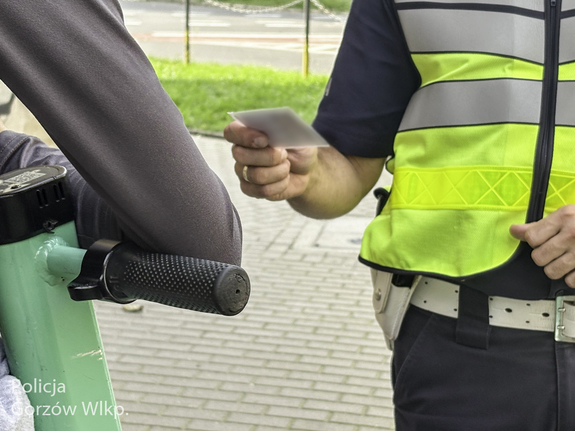 policjantka przekazuje ulotkę