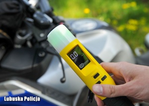 policjant bada trzeźwość kierowcy