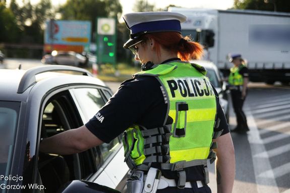 policjantka bada trzeźwość kierowcy