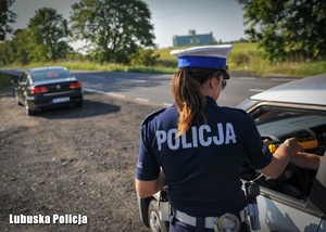 policjantka bada trzeźwość kierowcy