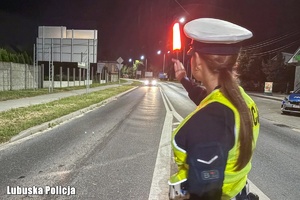 policjantka zatrzymuje pojazd do kontroli