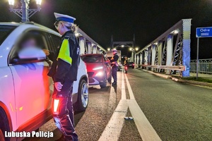 policjant bada trzeźwość kierowcy