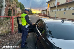 policjant bada trzeźwość kierowcy