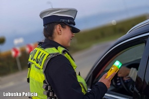 policjantka bada trzeźwość kierowcy