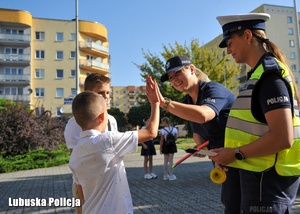 Policjantka przybija piątkę dziecku.