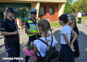 Policjantki rozmawiają z dziećmi.
