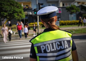 Policjantka patrzy w kierunku przejścia dla pieszych.