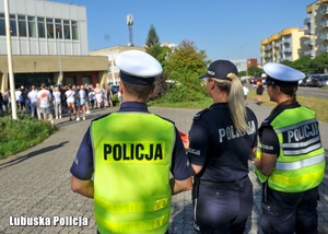 Policjanci stojący przed szkołą.